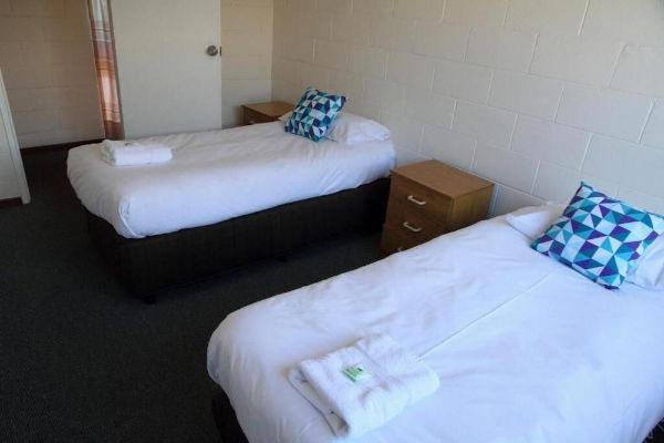 Plainsman Motel (Forbes)
